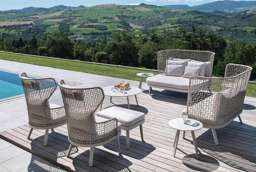 Mesa com cadeiras premium em ambiente externo